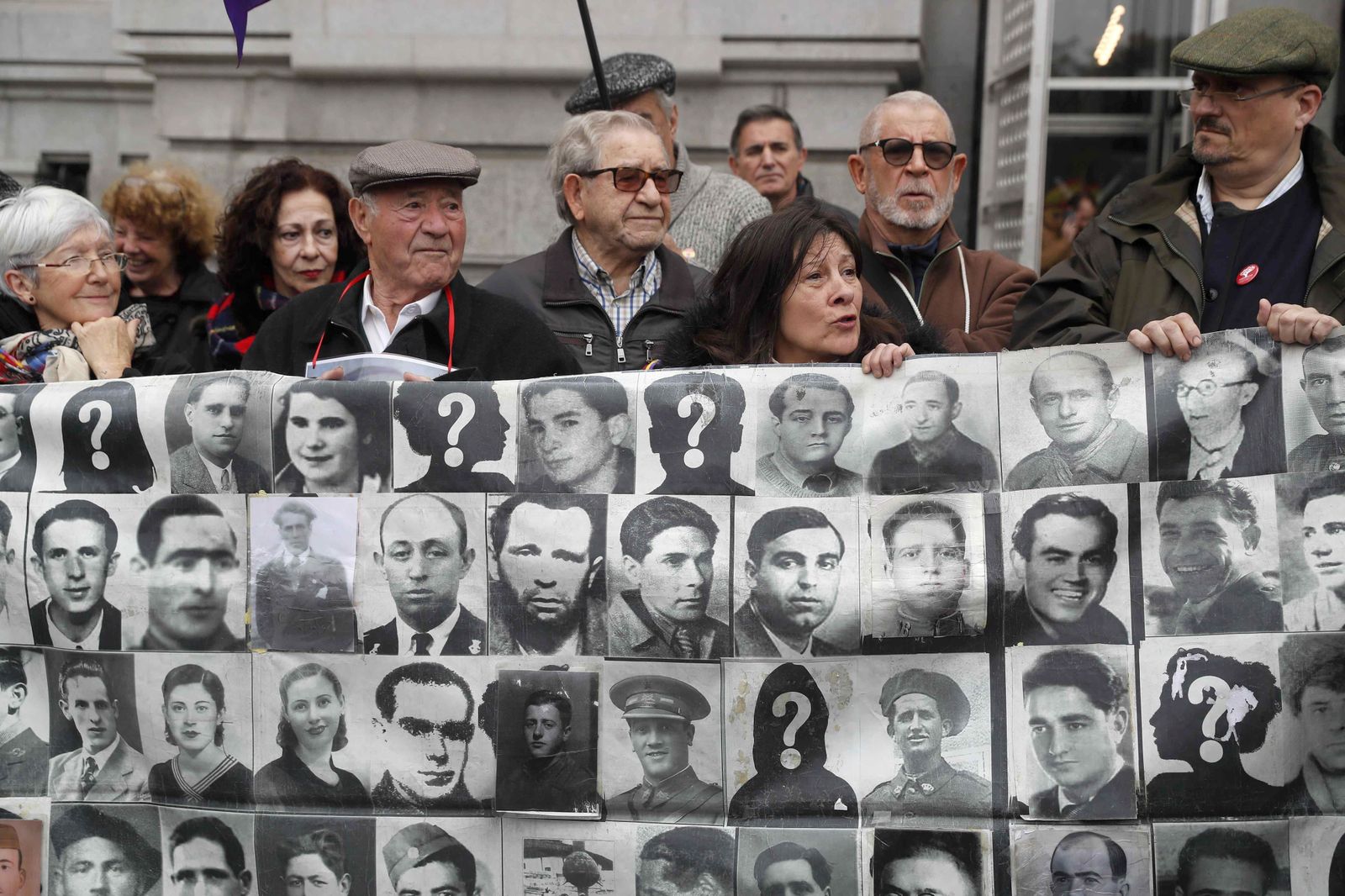 Varias personas se manifiestan en contra de la retirada por parte del Ayuntamiento de Madrid de las placas con nombres de víctimas del franquismo del Memorial del cementerio de la Almudena en Madrid