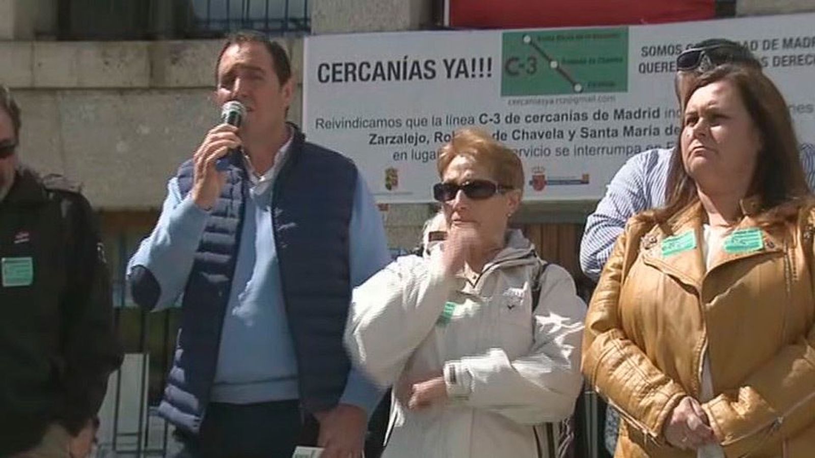 Vecinos de Robledo, Zarzalejo y Santa María de la Alameda se concentran para reclamar más Cercanías