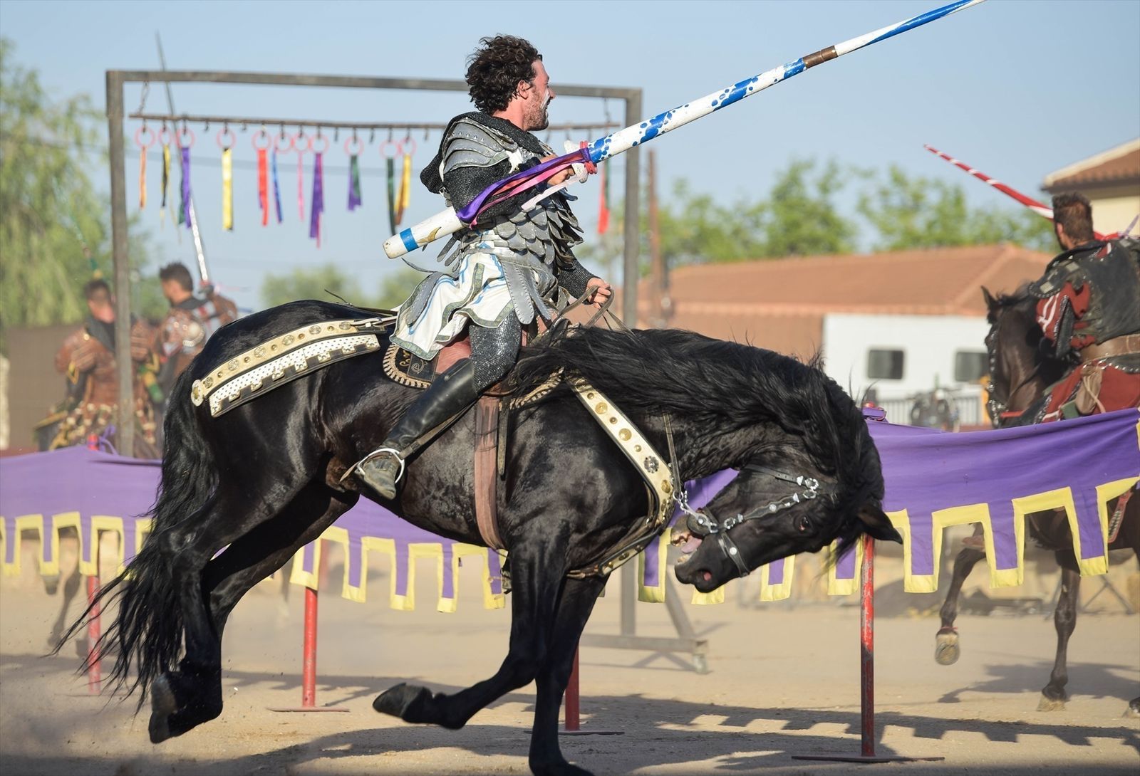 Caballeros, lanza en ristre, en una exhibición