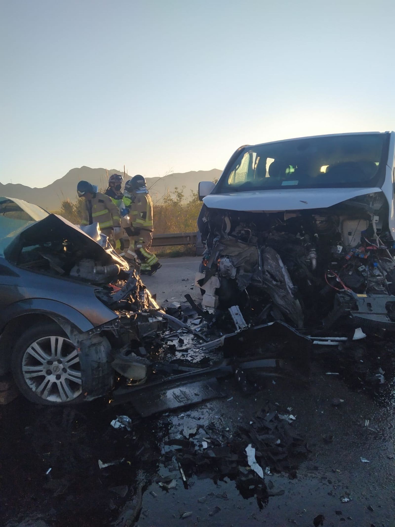 Un muerto y ocho heridos tras chocar frontalmente un coche y una furgoneta en Lorca
