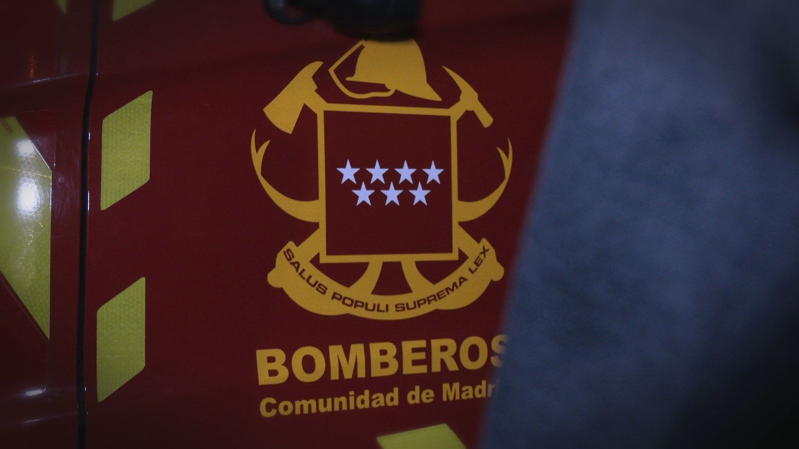 Así pasan los bomberos una noche de guardia en el Parque de Coslada