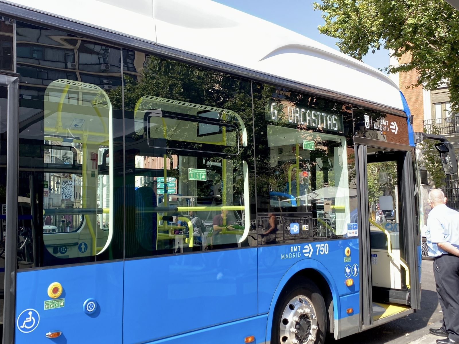 Un autobús de la EMT