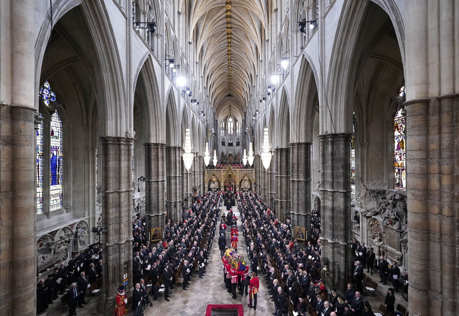 El féretro de Isabel II recorre es pasillo principal de la abadía de Westminster.