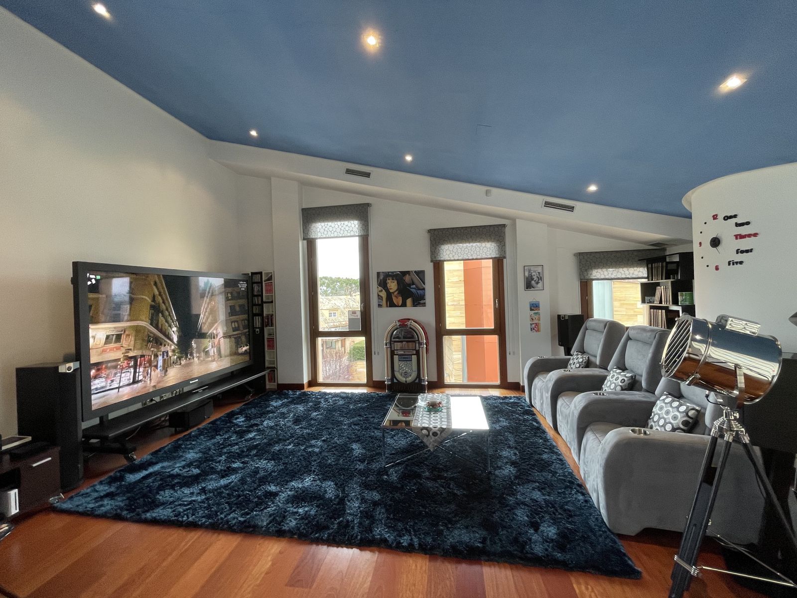 Y esta es la segunda joya de esta vivienda: una sala de cine, con una televisión de más de cien pulgadas.