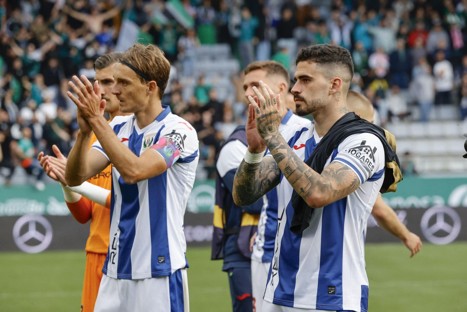 Los jugadores del Leganés saludan a la afición pepinera en A Malata