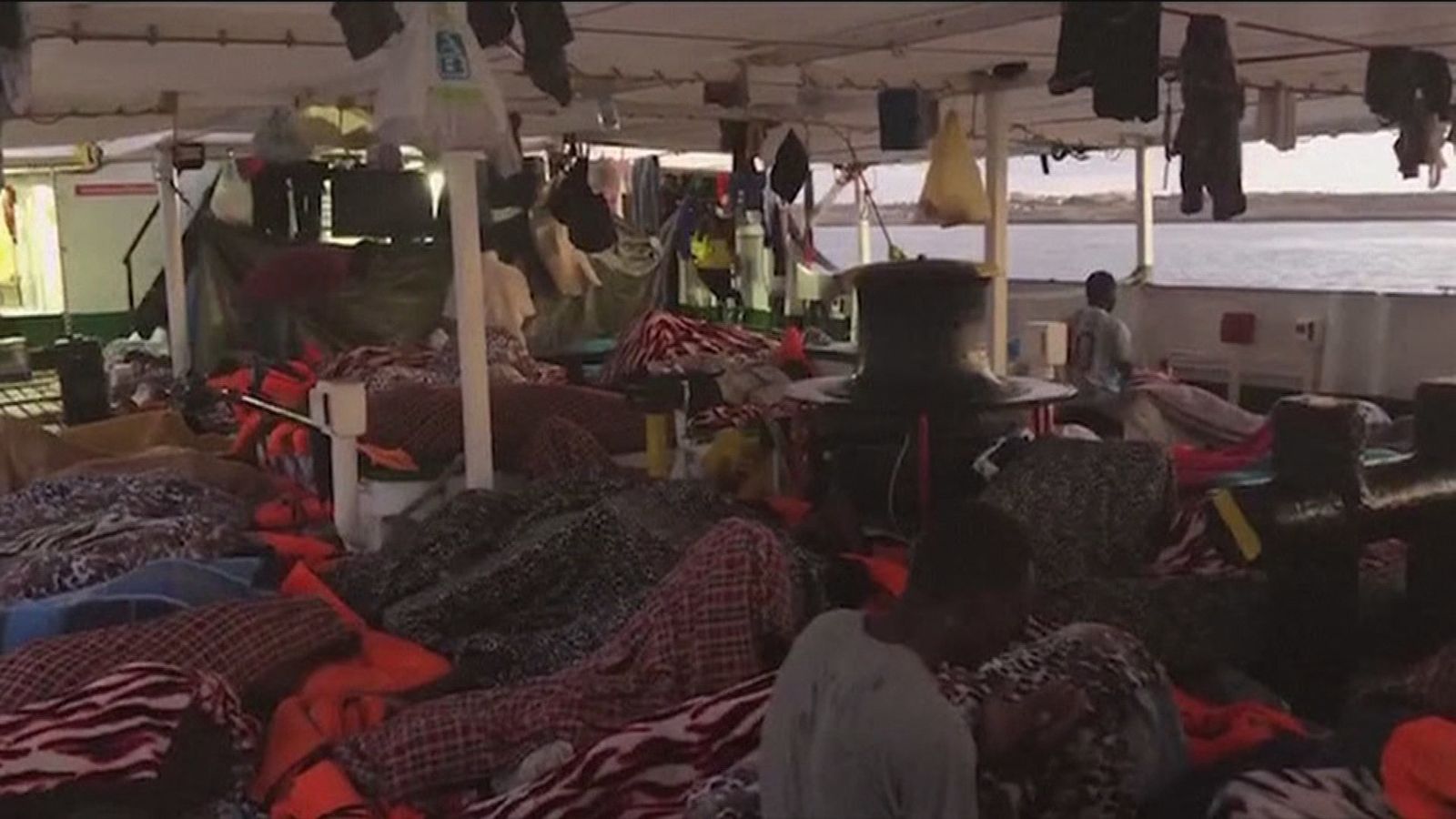 Migrantes a bordo del "Open Arms"