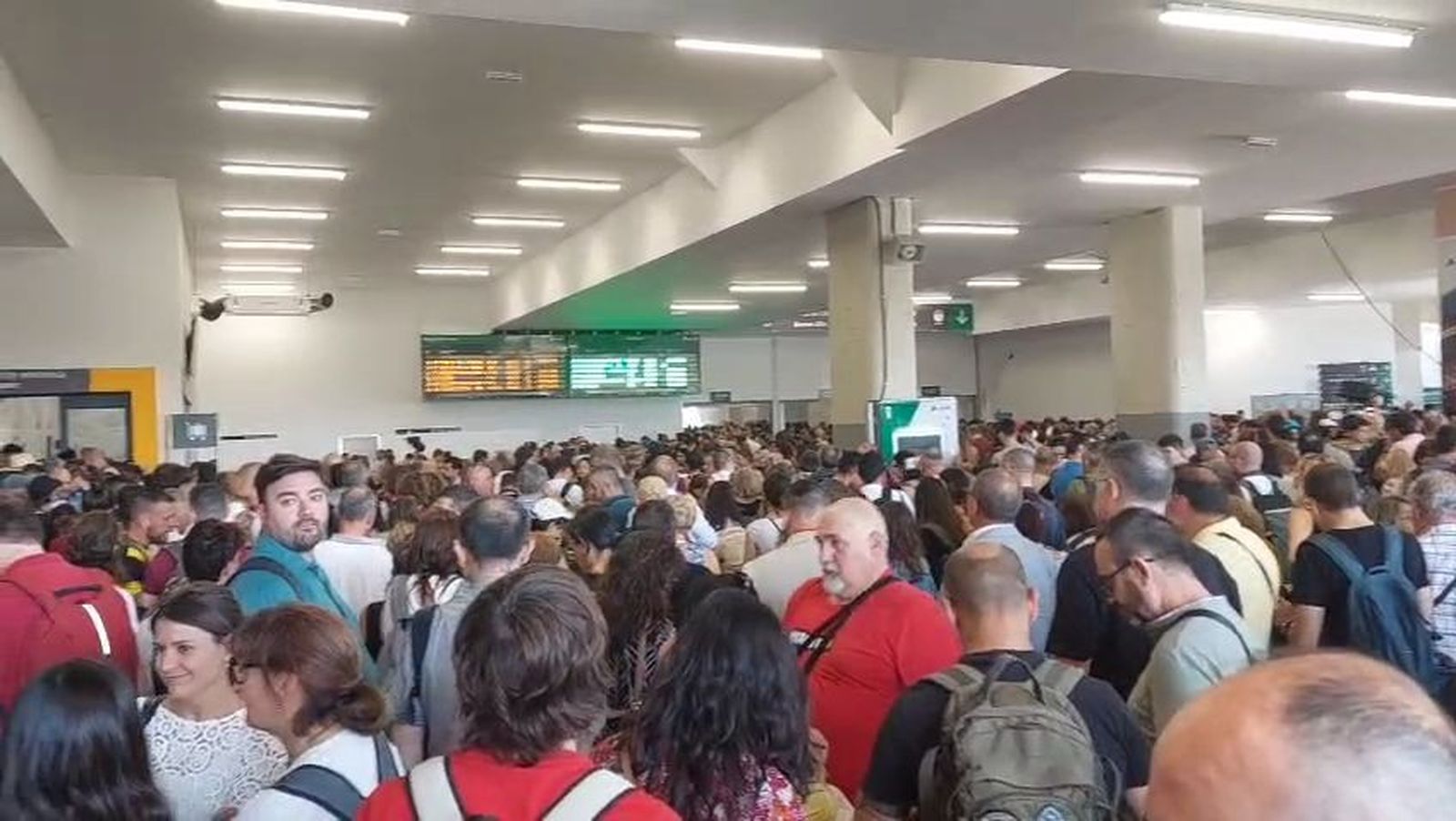 Colapso en Chamartín por una avería que ha interrumpido la circulación de trenes de alta velocidad