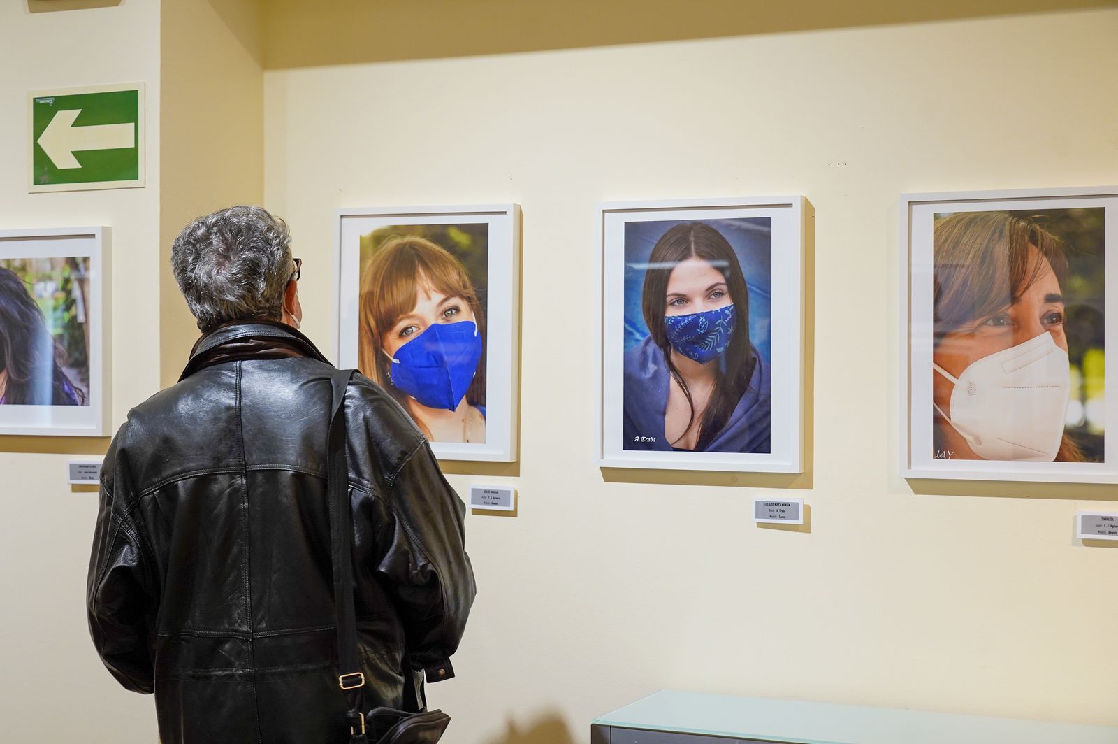 Una persona contempla algunas de las fotos de la exposición 'Miradas', en Móstoles