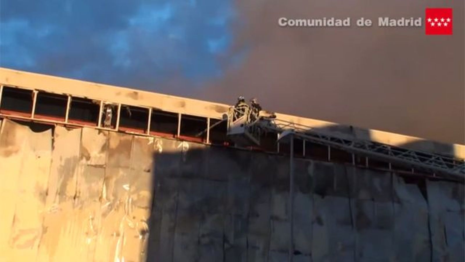 Los Bomberos extinguen un incendio en una nave abandonada en Torres de la Alameda