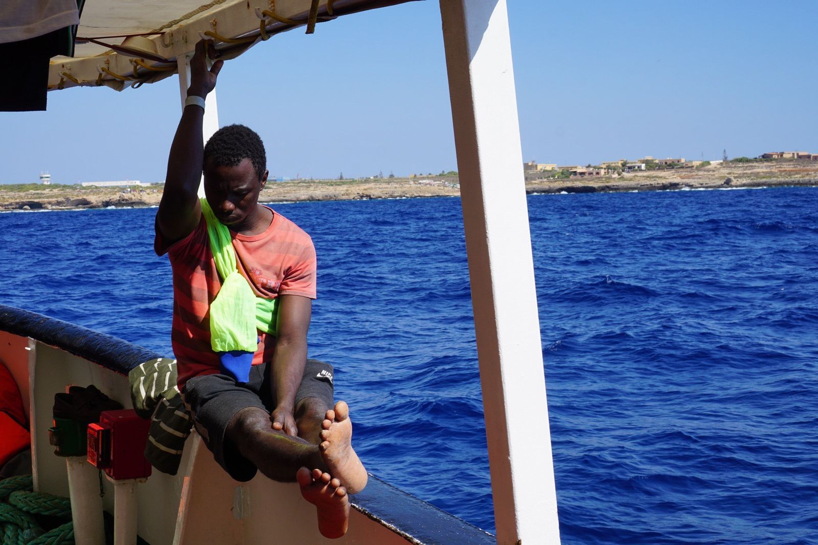 Un migrante en el barco de la ONG española Open Arms