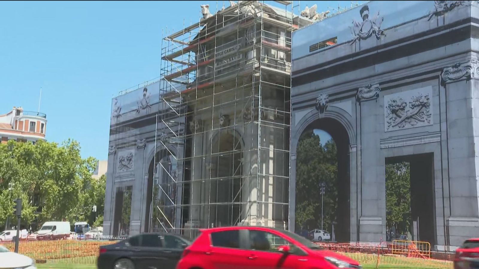 Lona durante la rehabiltación de la Puerta de Alcalá