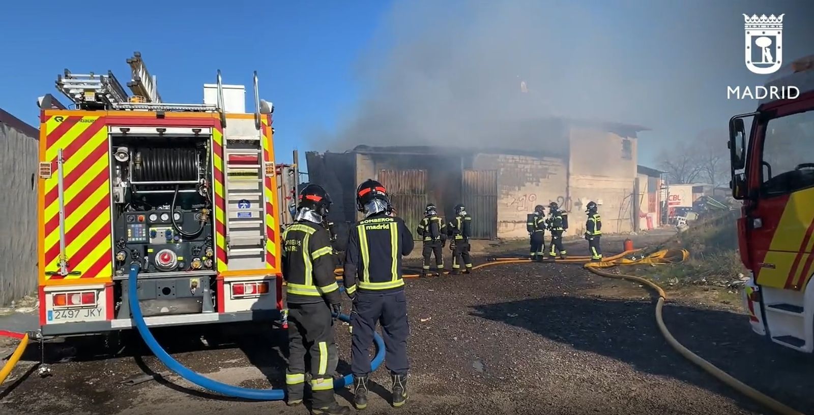 Arde sin heridos una nave en la Cañada Real que contenía coches y enseres