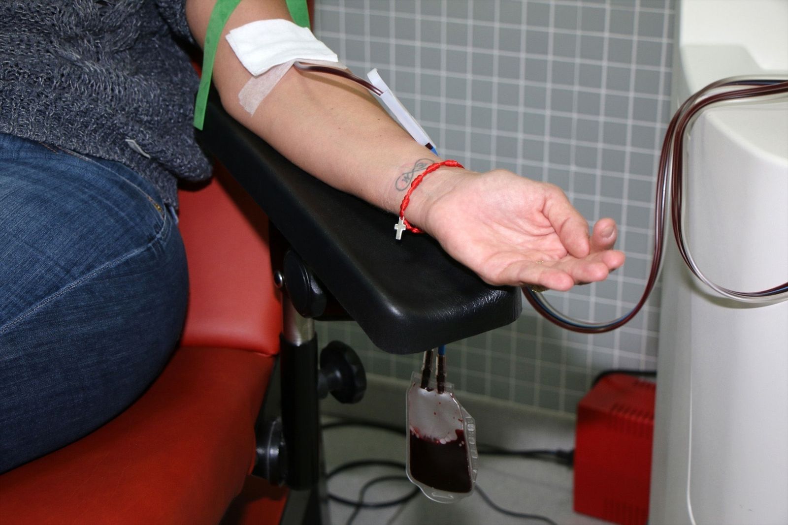 Paciente dona sangre