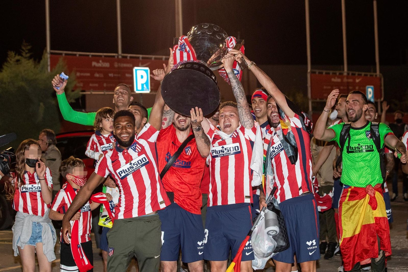 - Los jugadores Atlético de Madrid celebran con la afición a su llegada  a la Ciudad deportiva Wanda, en Majadahonda