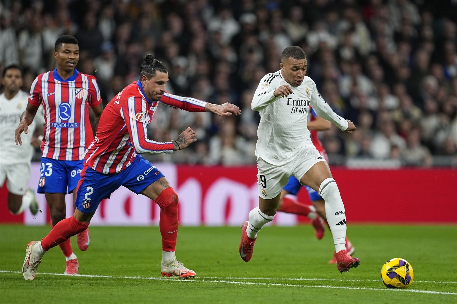 Mbappé trata de irse del marcaje de Giménez