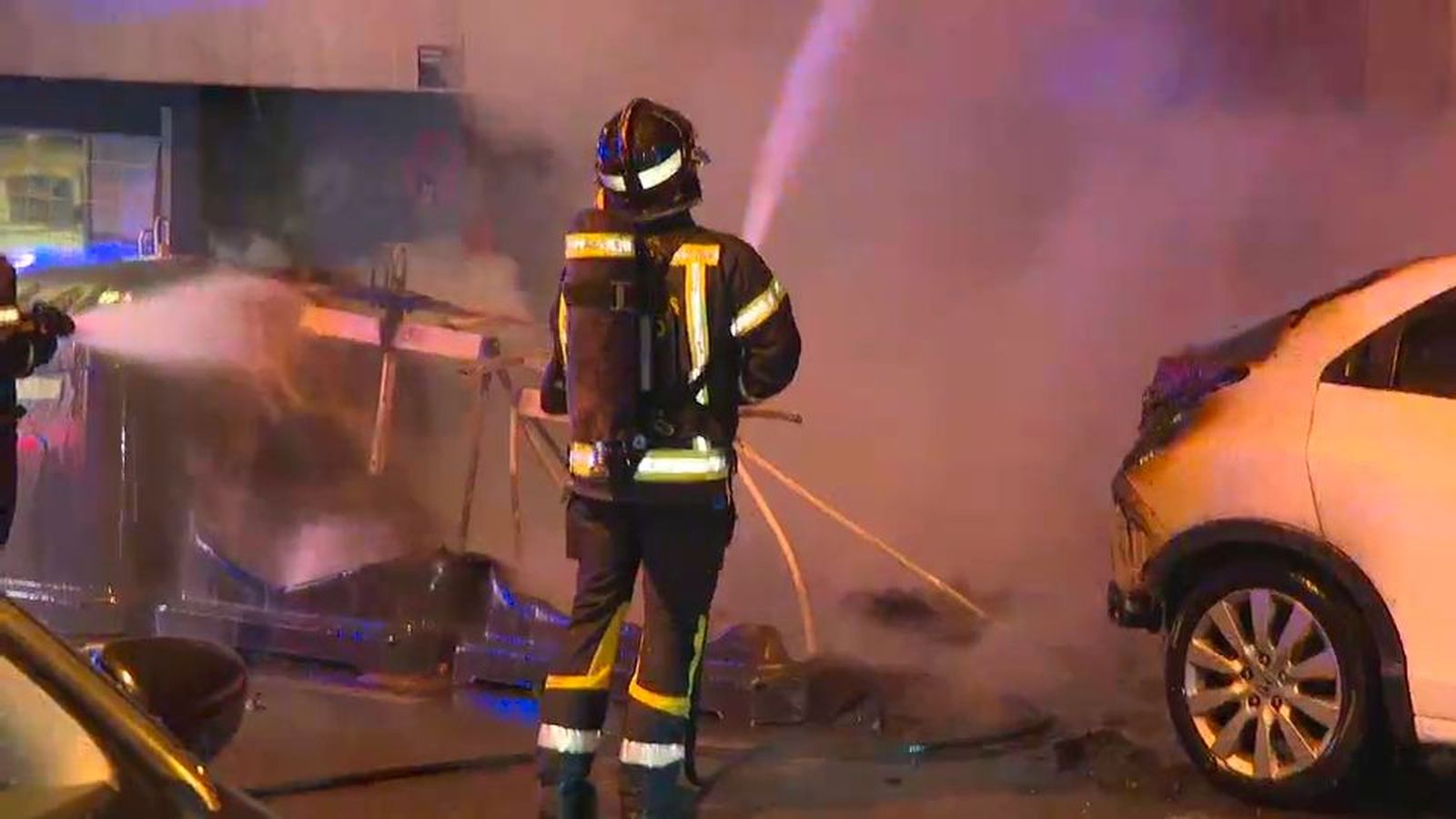 Dos incendios en Usera: arden varios coches y contenedores
