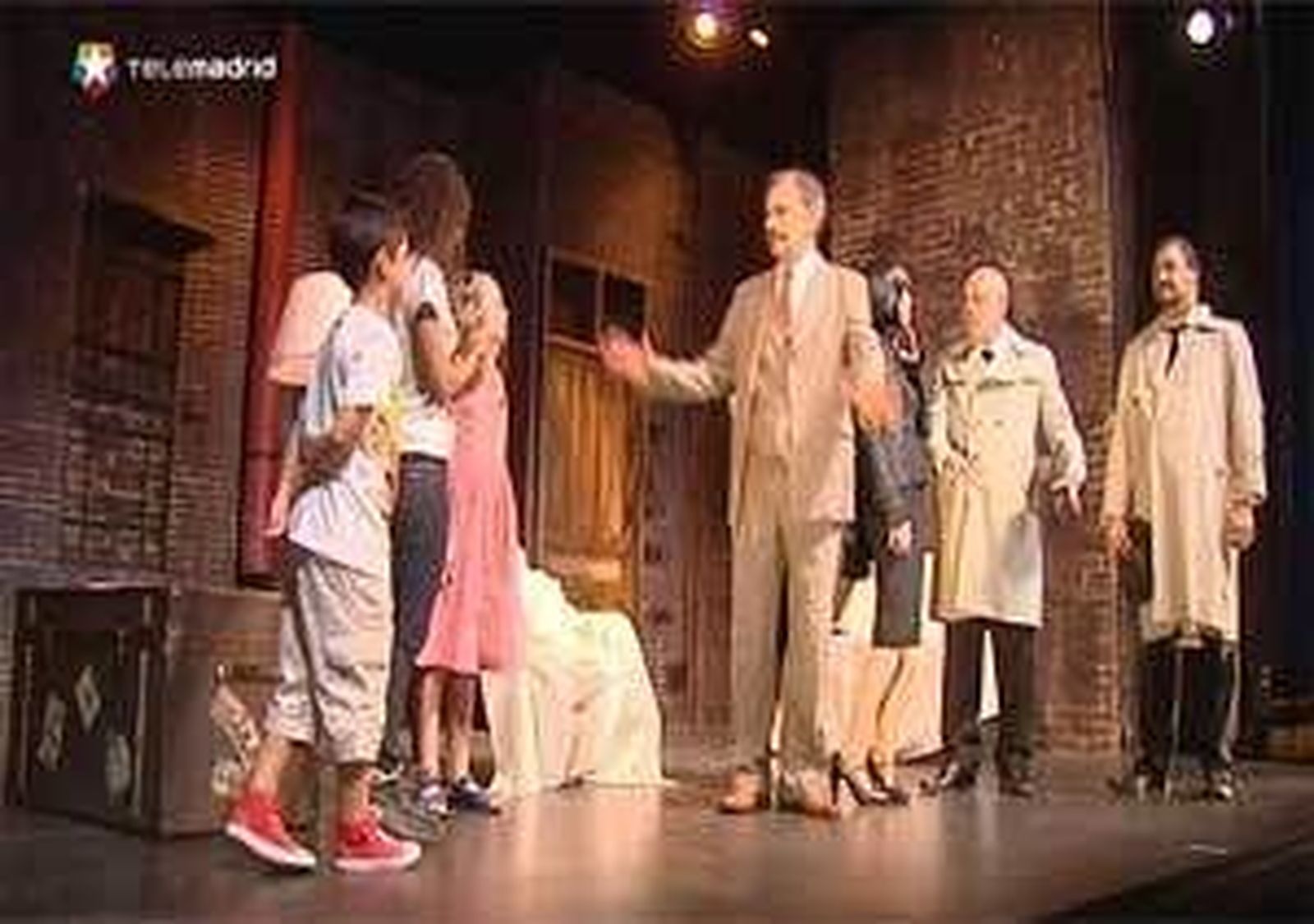 "Los 39 escalones" pasa al teatro con más de 130 personajes