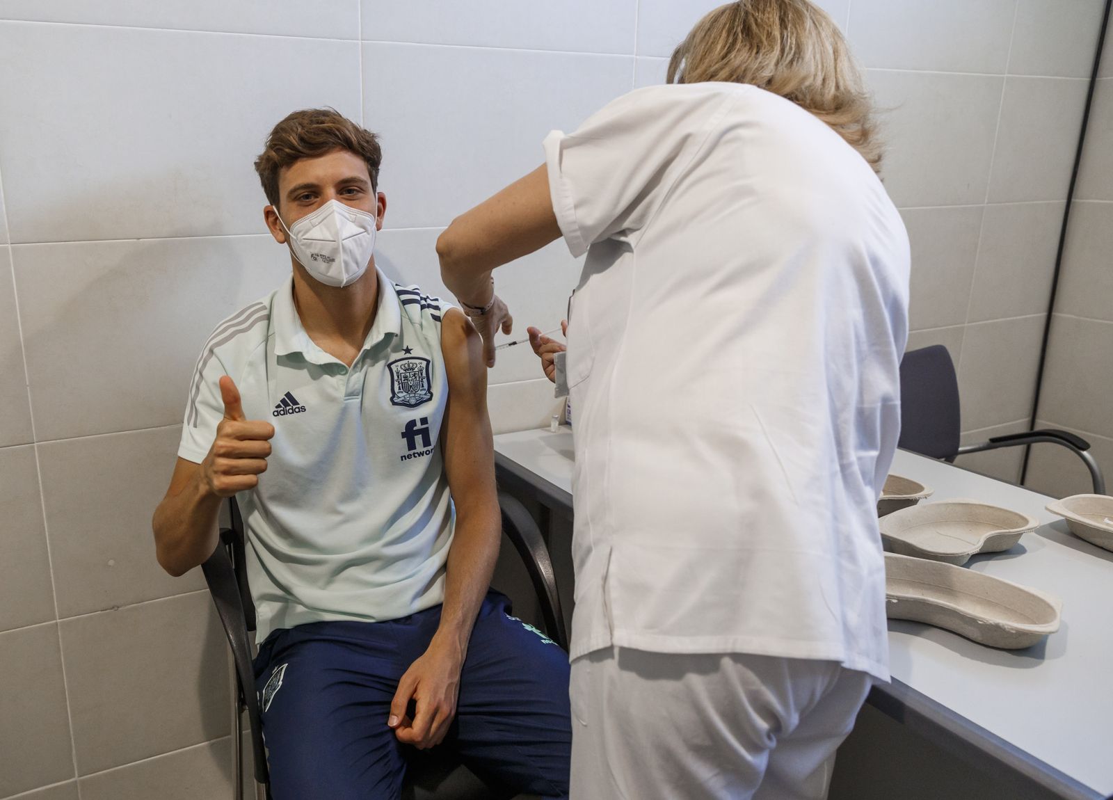 Y tras la polémica... Los jugadores de la Selección española reciben su vacuna