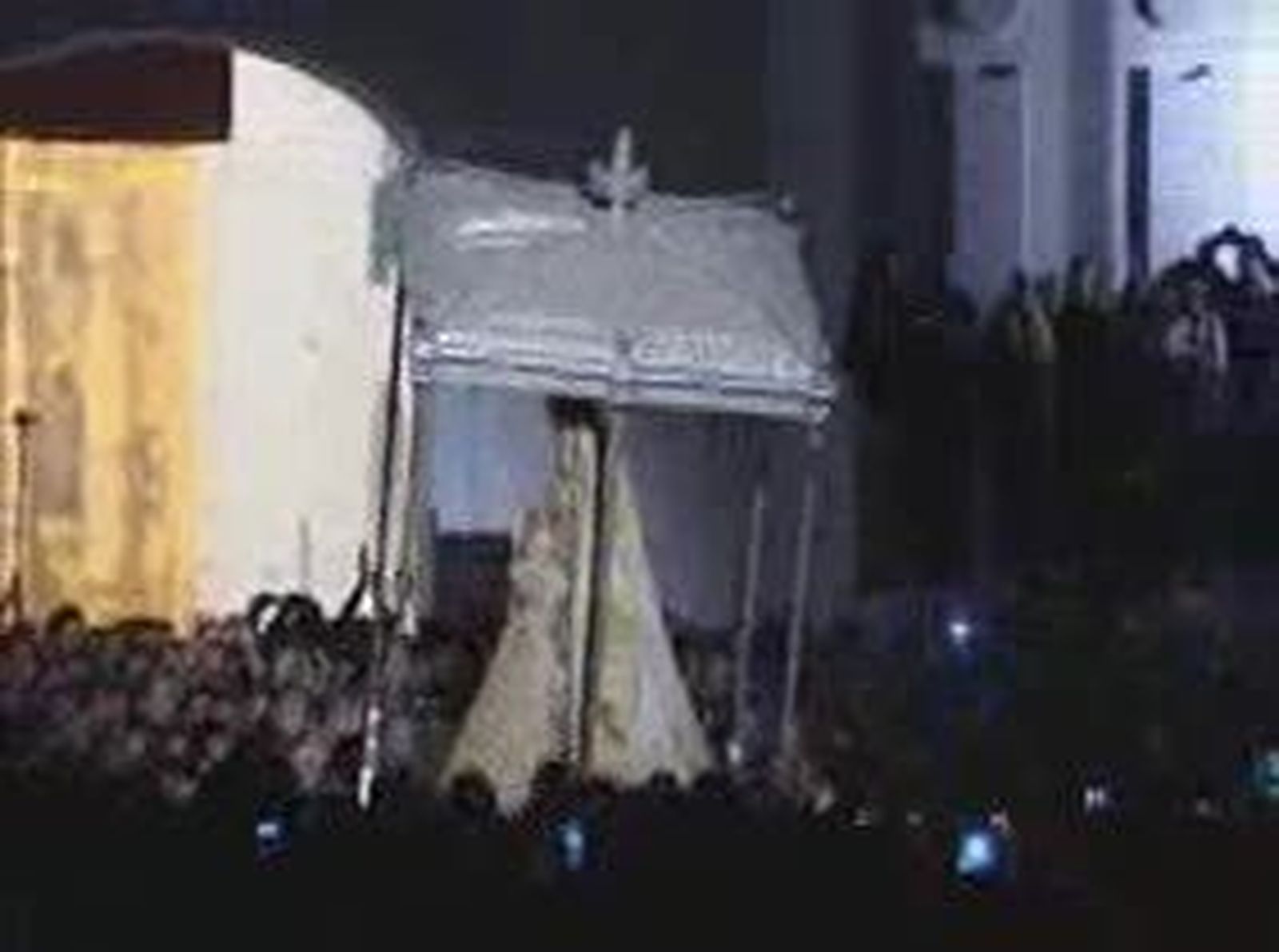 Suspendida la procesión de la Virgen del Rocío al romperse un varal del paso