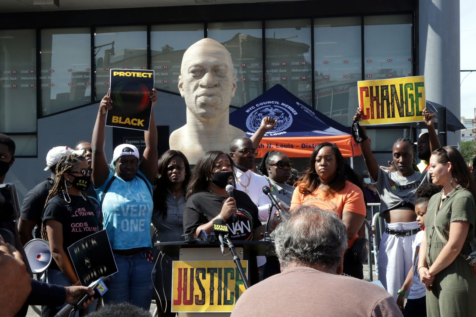 Manifestantes enfrene de una estatua de George Floyd