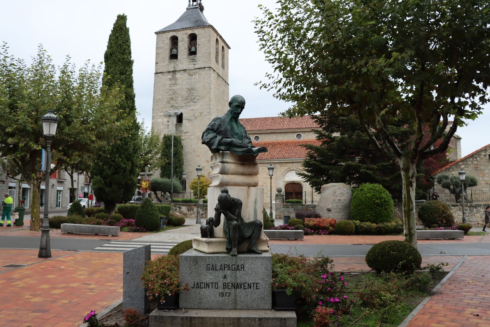 Estatua dedicada a Jacinto Benavente en Galapagar