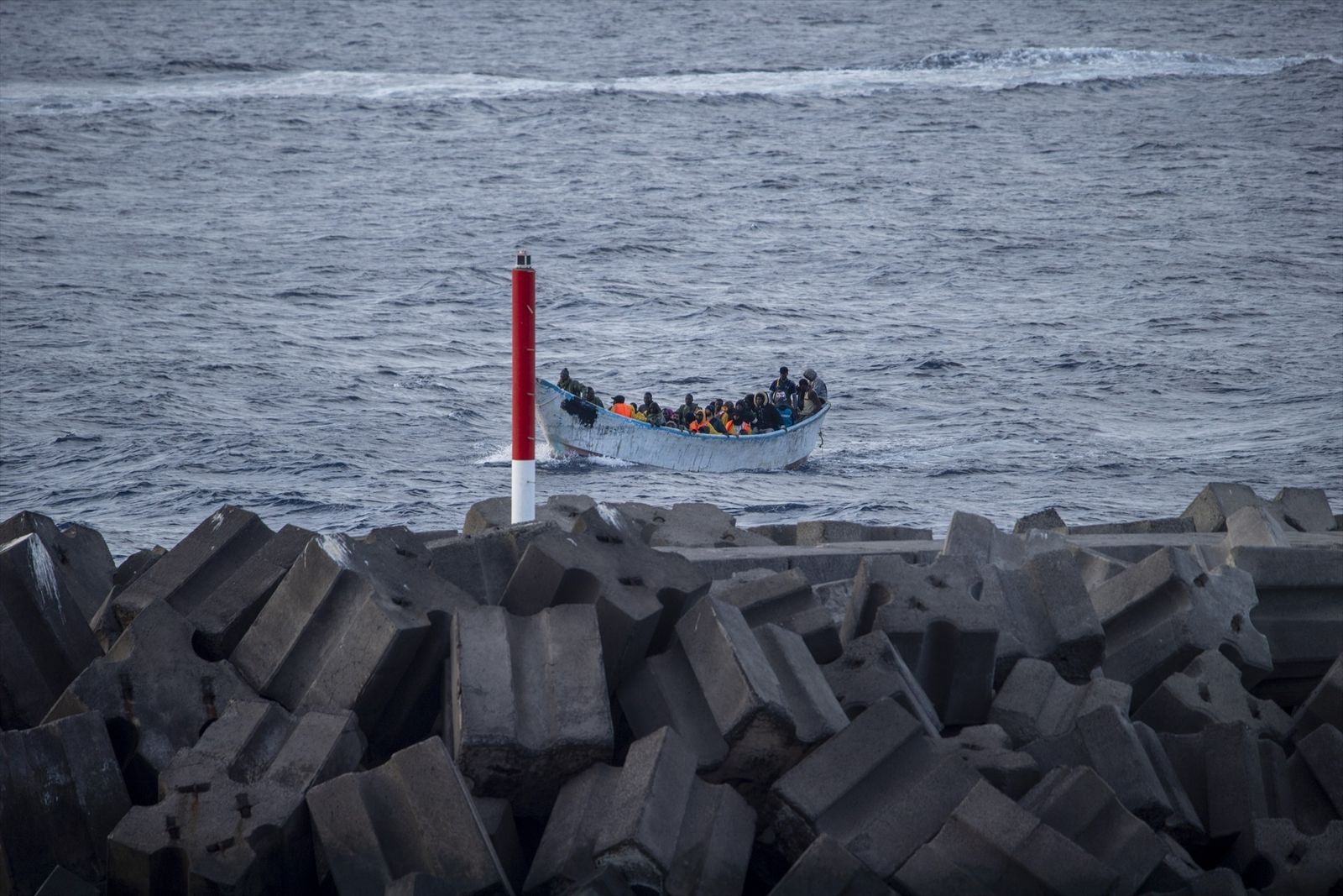 Un cayuco en el puerto de La Restinga, 2024, en El Hierro, Canarias