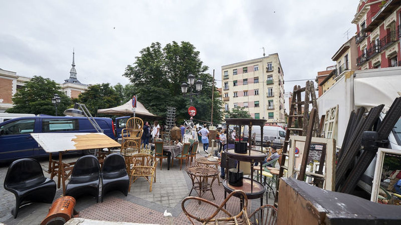 Imagen de El Rastro de Madrid con un puesto de venta de muebles