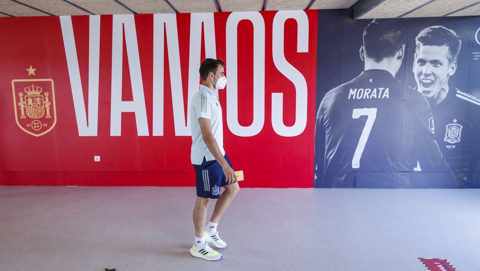 Y tras la polémica... Los jugadores de la Selección española reciben su vacuna