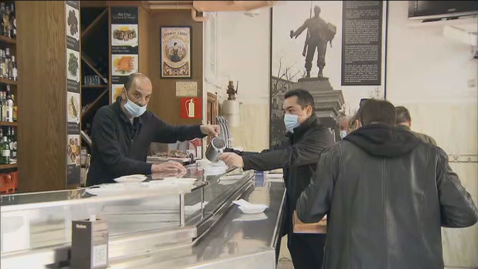 Los madrileños recuperan la tradición del desayuno y el aperitivo en El Rastro