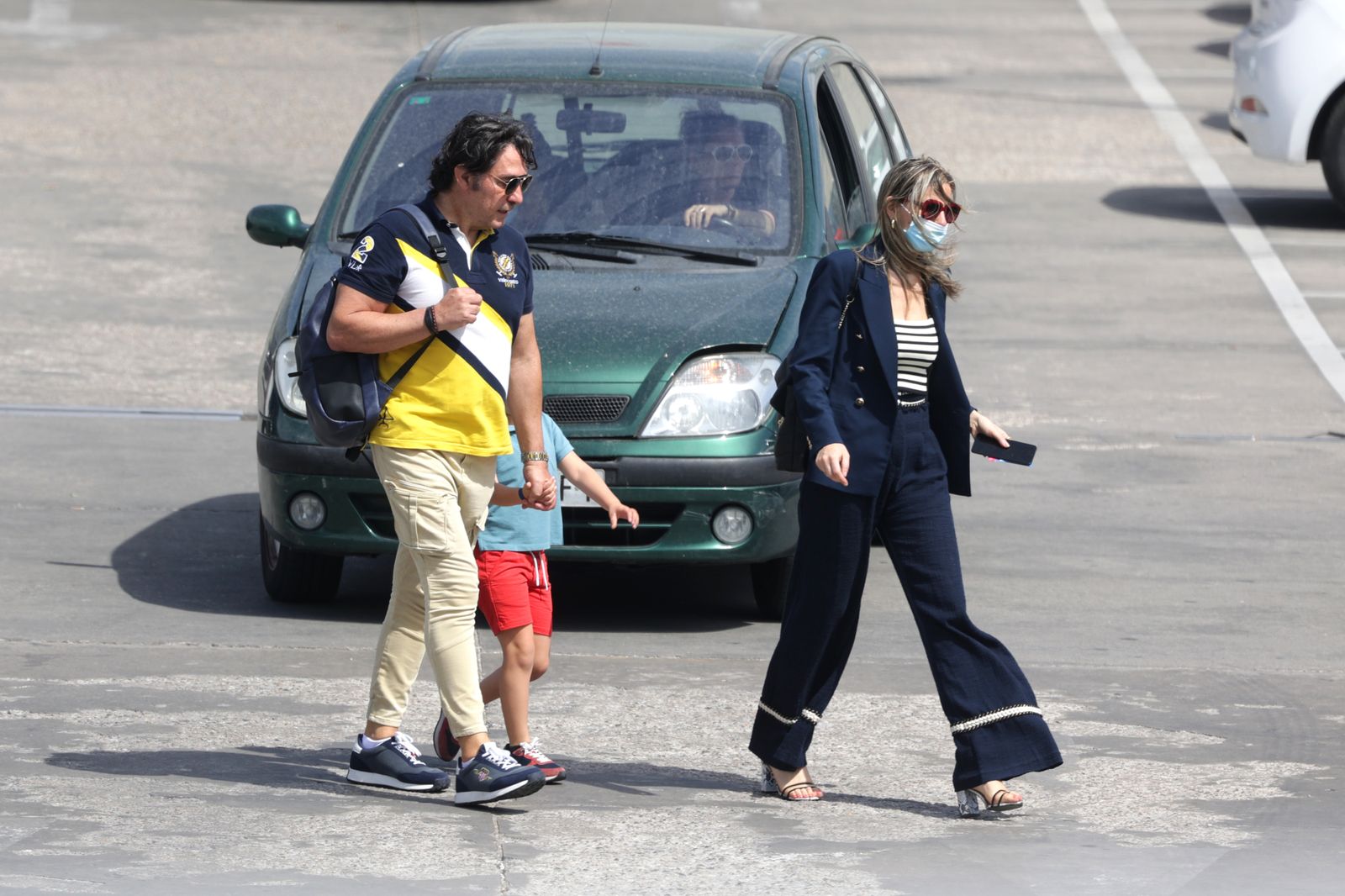 Luis Lorenzo y Arancha Palomino llegan a un supermercado junto a su hijo