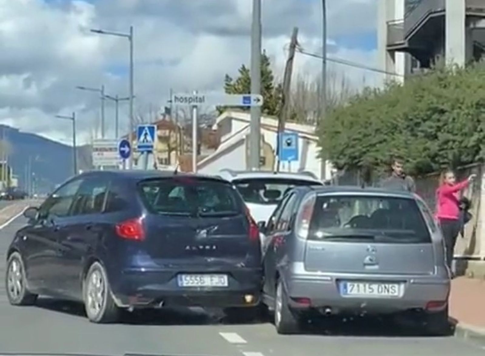 Un coche golpea a otro