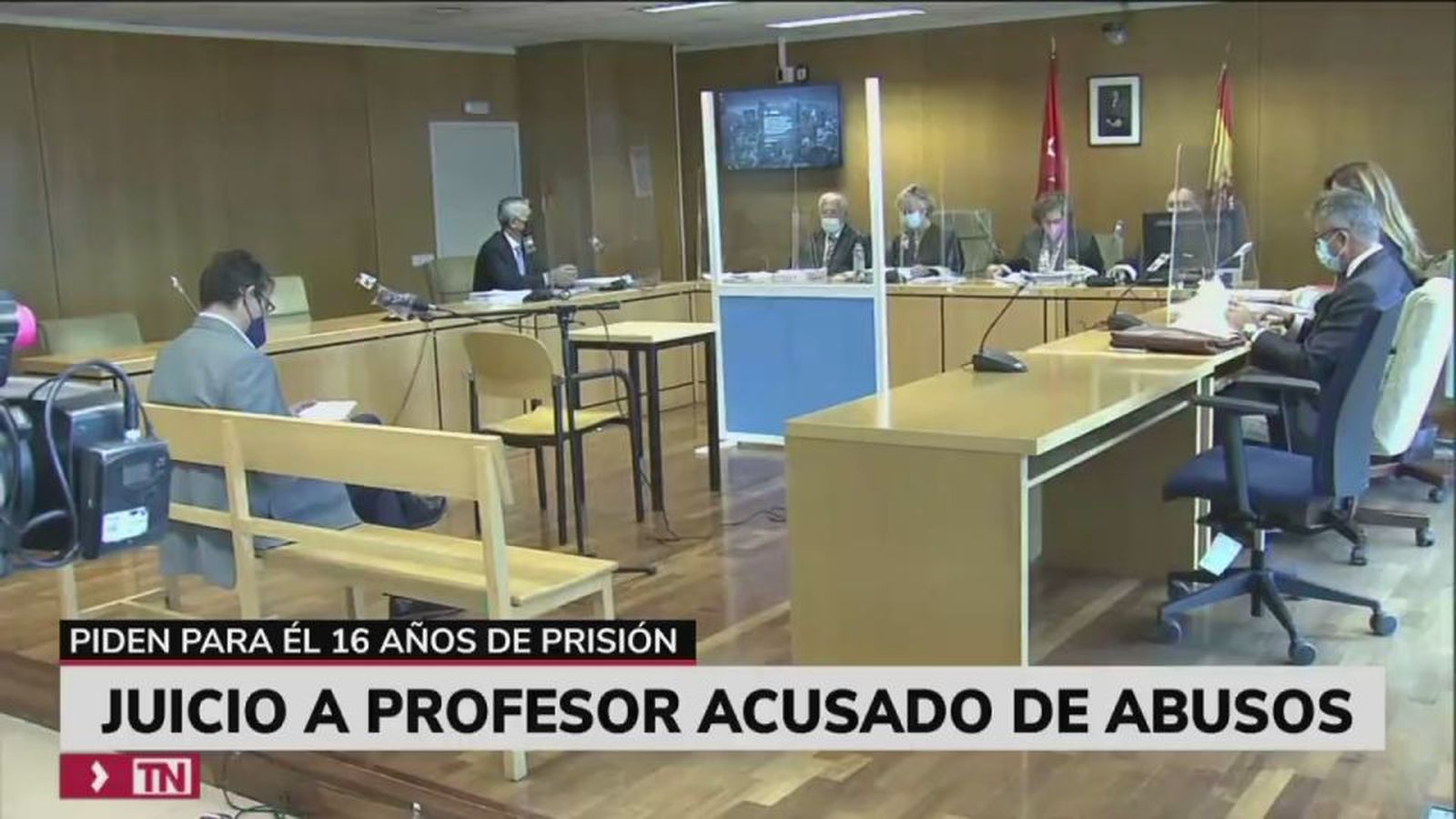 Un profesor acusado de abusos reconoce acercamientos con las alumnas pero sin ánimo sexual