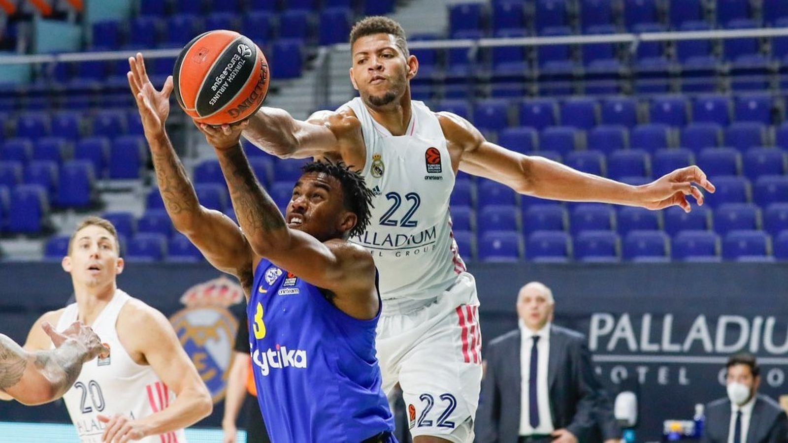 Edy Tavares ante el Maccabi
