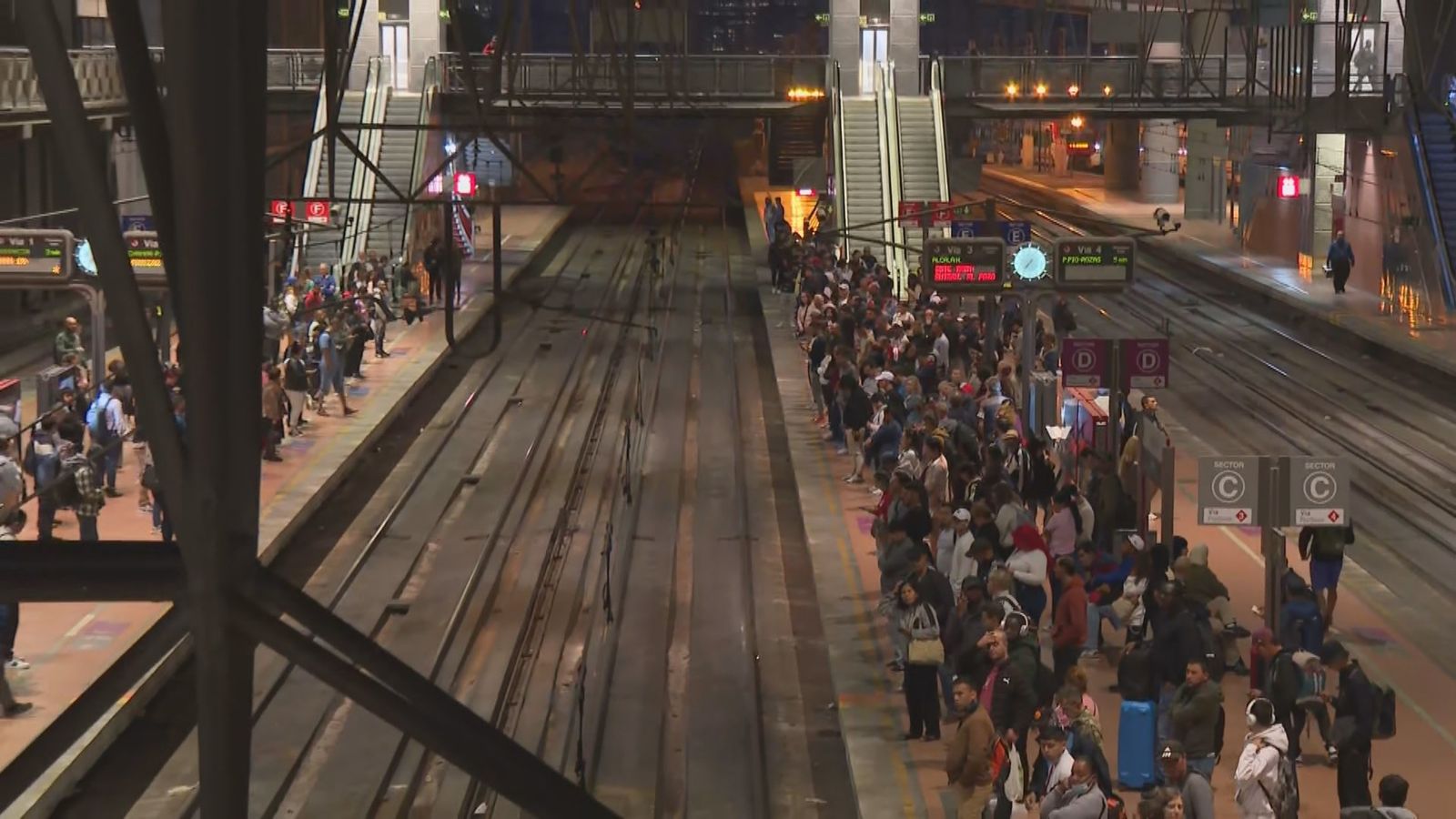 Viajeros en los andenes de la estación de Atocha