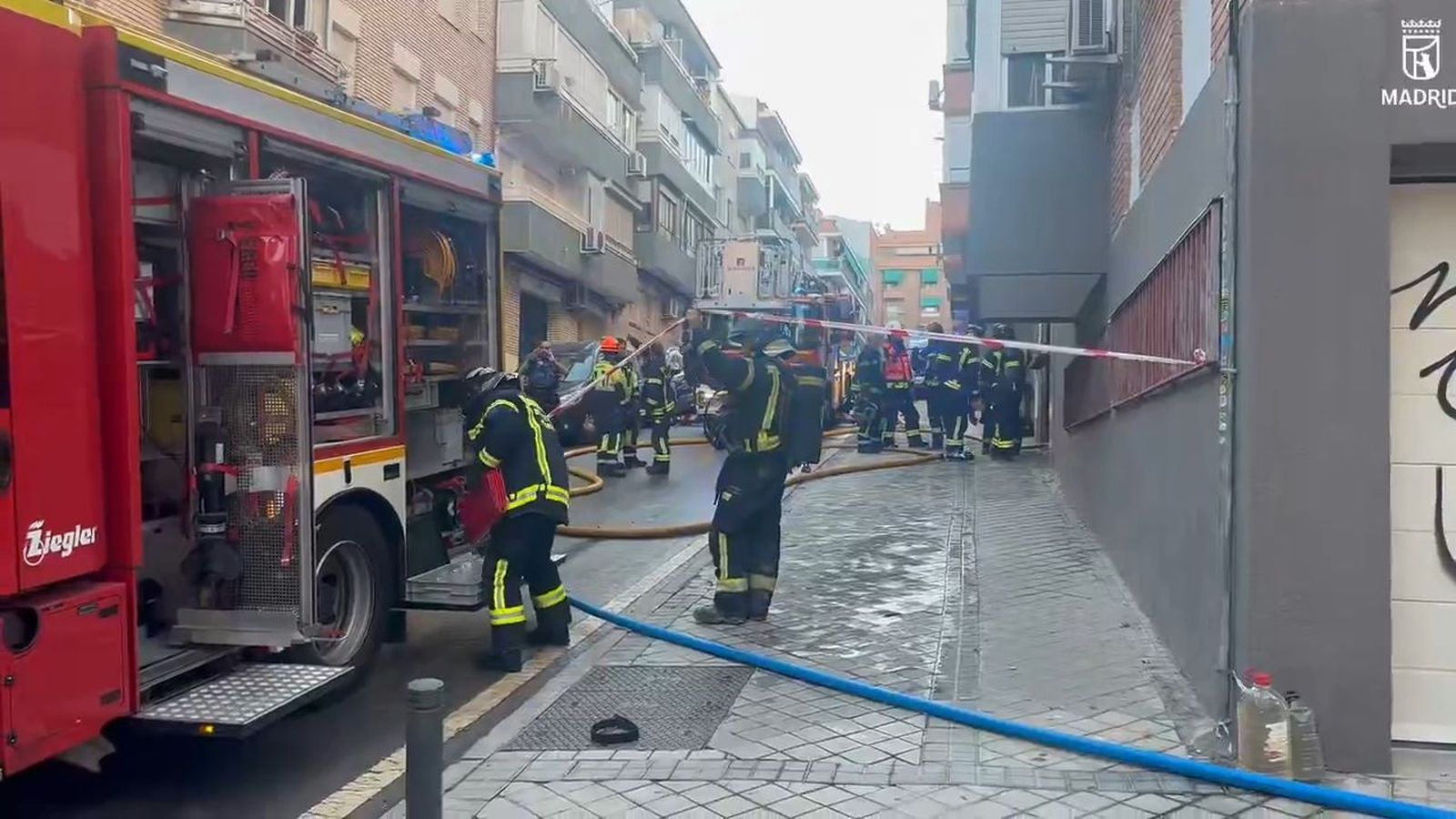 Incendio en una vivienda de Ciudad Lineal: siete personas atendidas y una trasladada al hospital