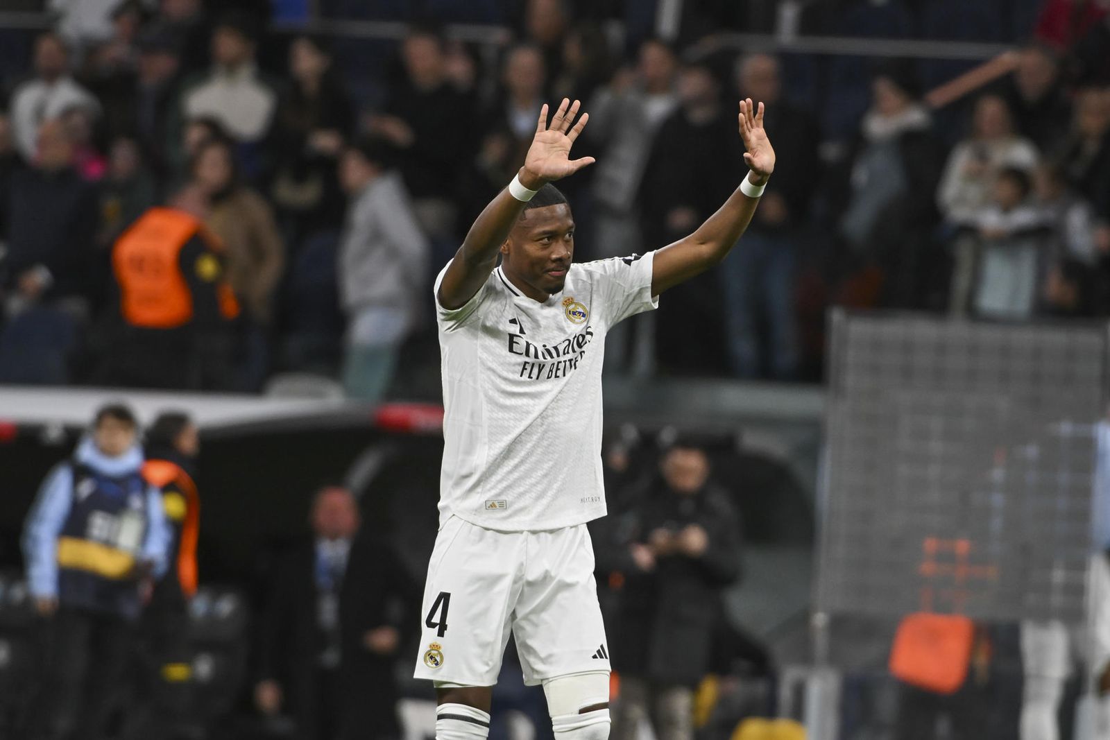 El defensa austriaco del Real Madrid, David Alaba, saluda al público del Bernabéu