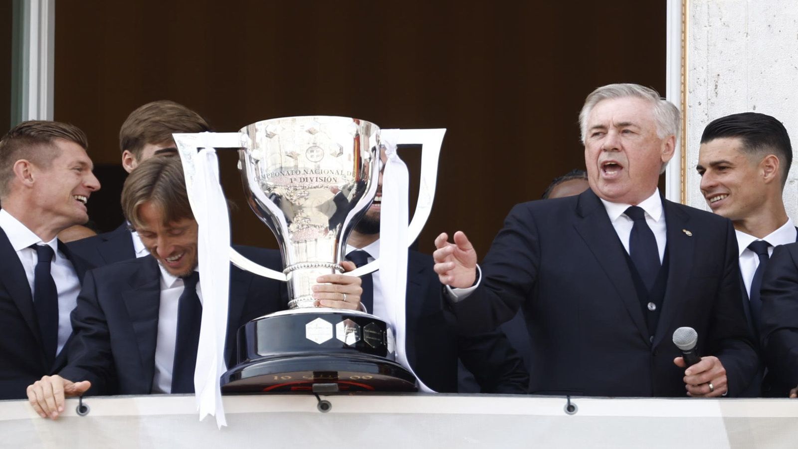 Ancelotti arranca la fiesta en Sol: canta el himno a capella con la afición