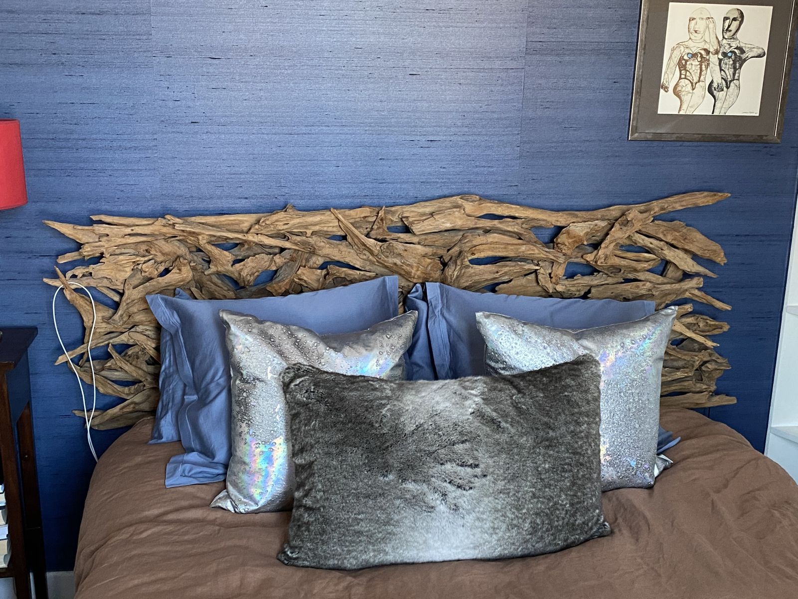 El cabecero de la cama está hecho a partir de un tótem africano...