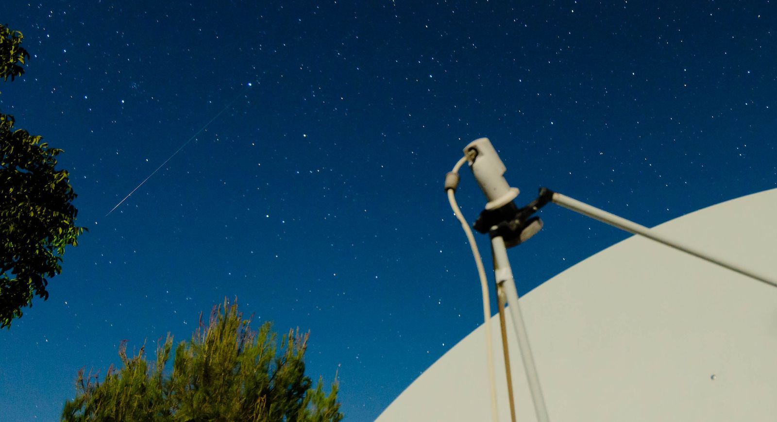Un lugar muy visitado cada año para buscar perseidas son las instalaciones de la NASA de Robledo de Chavela, que también dispone de una red de fantásticos miradores, situados en los accesos al municipio.