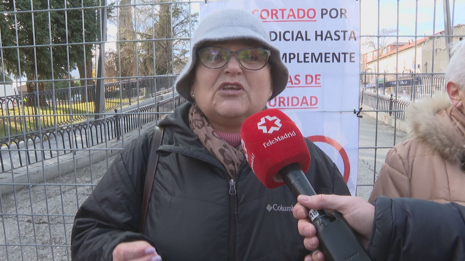 El puente cerrado en Collado Villaba que incomunica los barrios del municipio