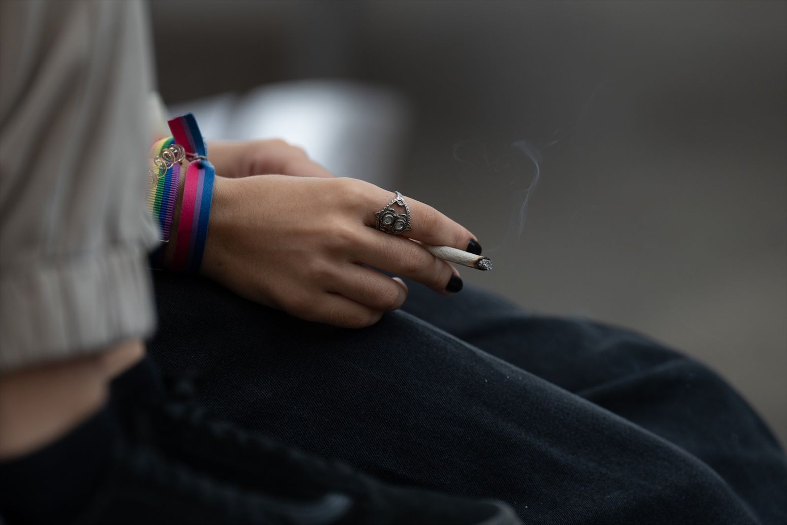 Joven fumando