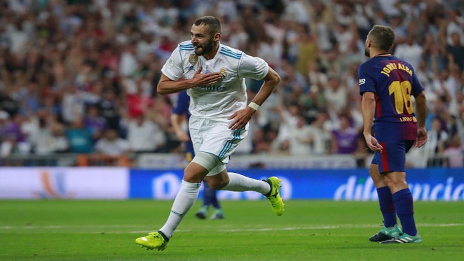 Benzema ante el Barcelona