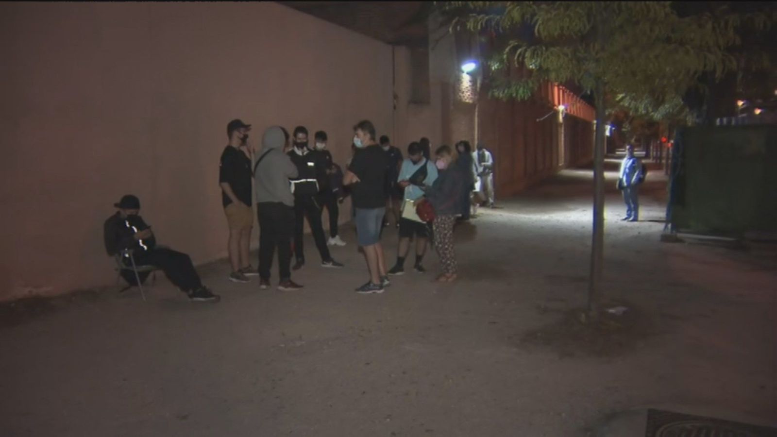 Decenas de jóvenes hacen cola toda la noche por una plaza de FP en el Instituto Virgen de la Paloma
