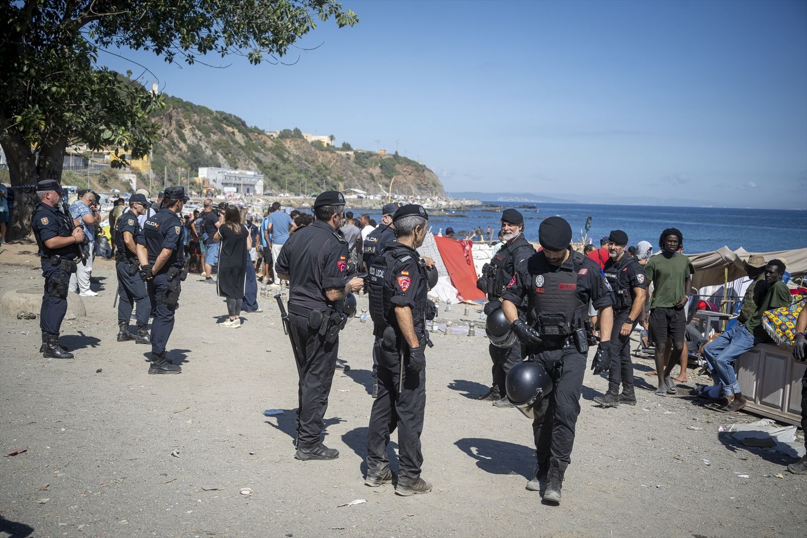 La Policía Local en la playa del Trampolín en Ceuta
