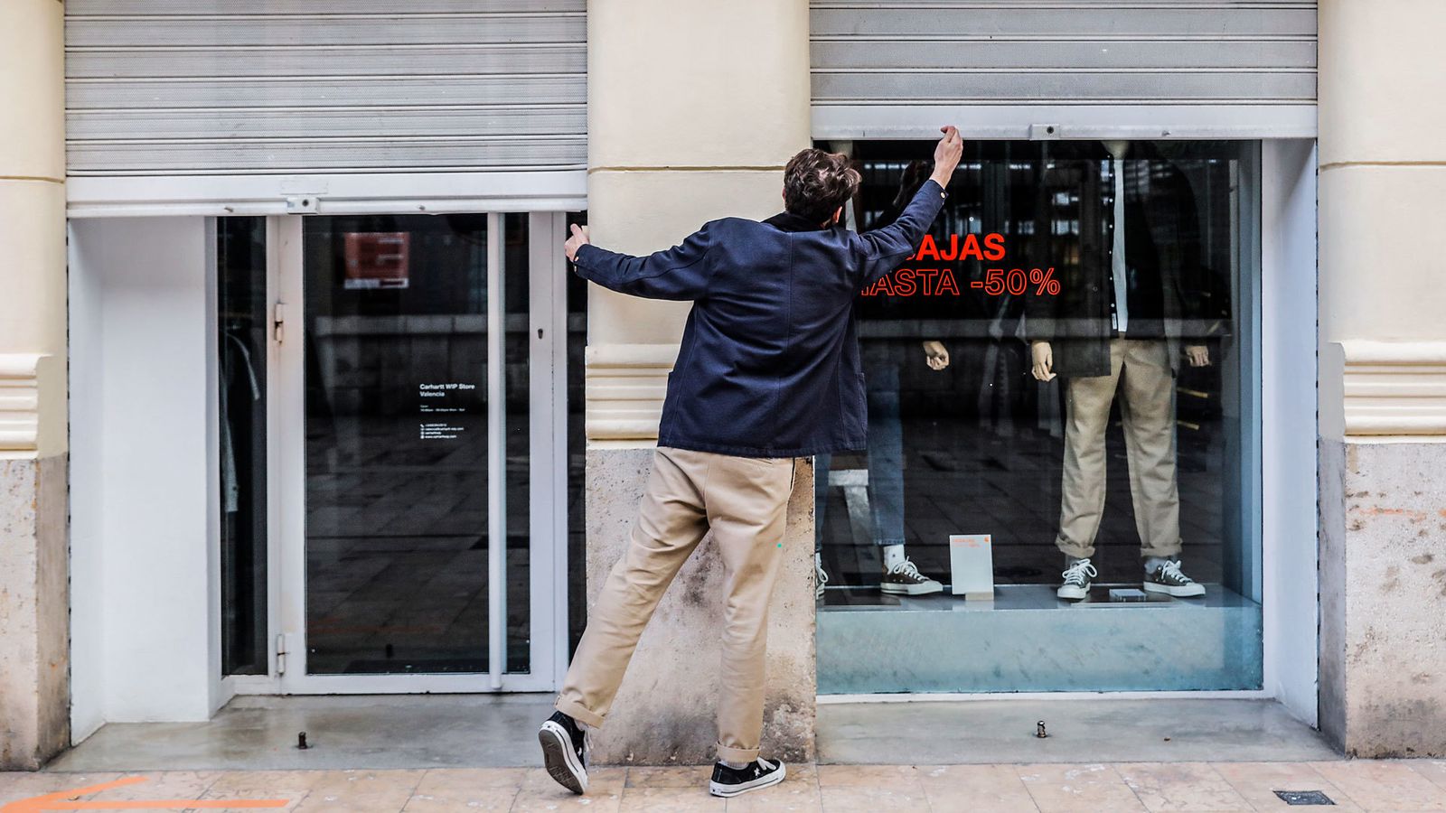 El trabajador de un comercio cierra su establecimiento