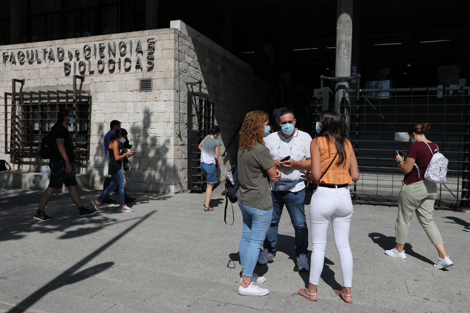 Varias personas frente a la Facultad de Ciencias Biológicas de la Universidad Complutense de Madrid (UCM)