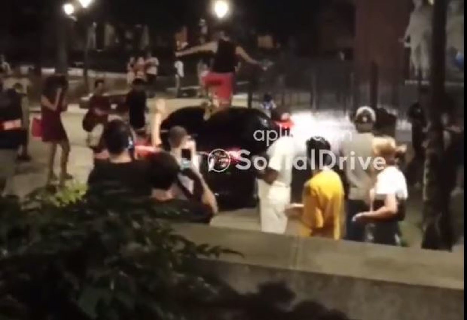 Un joven subido a un VTC
