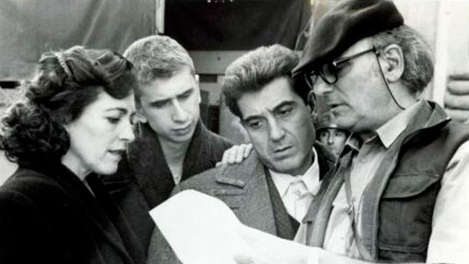 Carmen Maura, Gabino Diego y Andrés Pajares, junto a Carlos Saura durante el rodaje de '¡Ay, Carlmela!'
