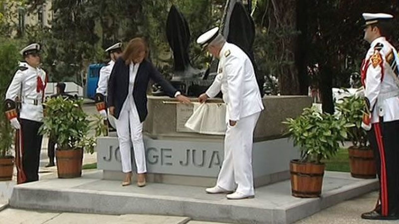 Botella inaugura un monumento a Jorge Juan en los Jardines del Descubrimiento