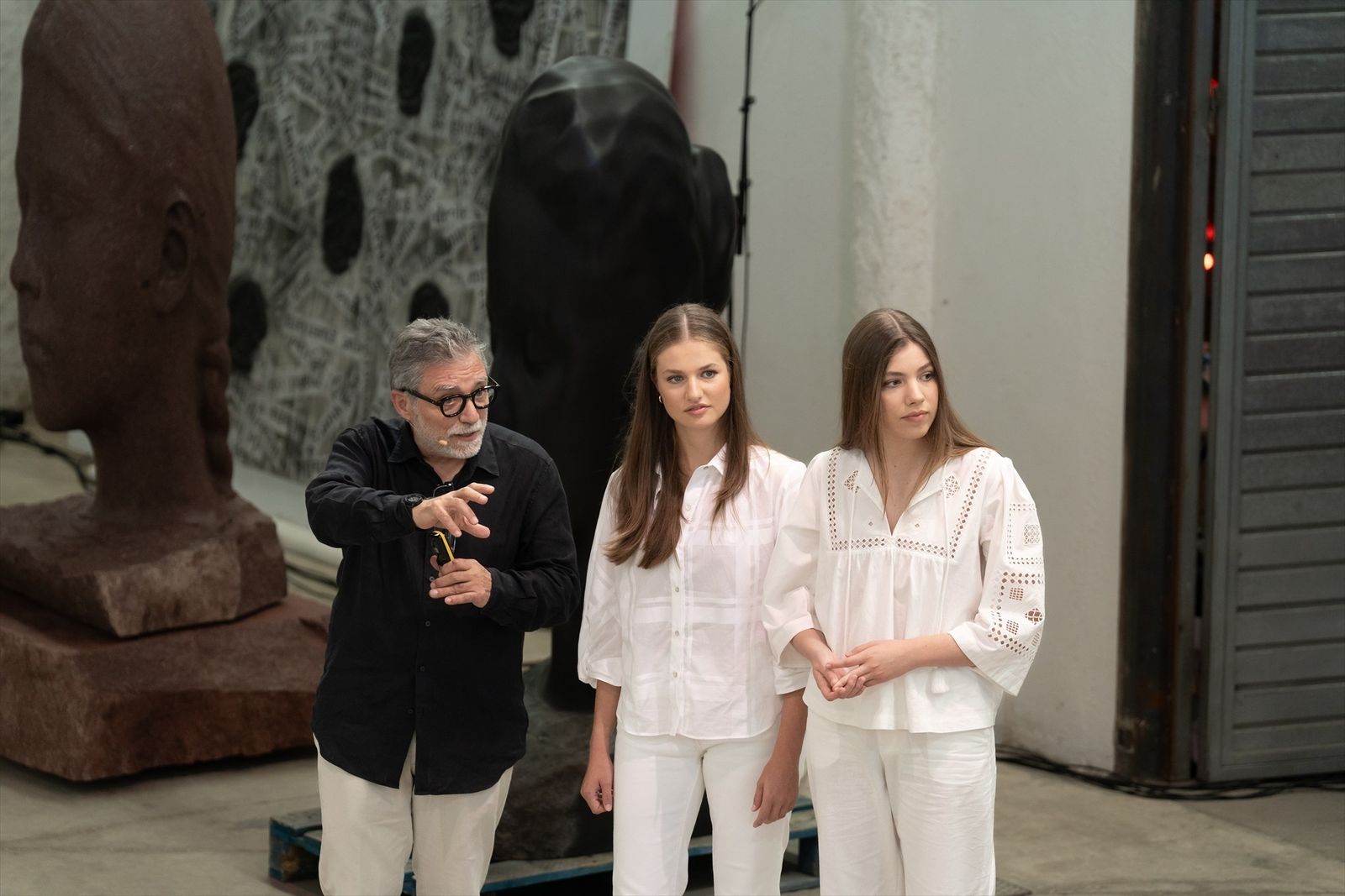La Princesa Leonor y la Infanta Sofía visitan el taller del escultor Juame Plensa